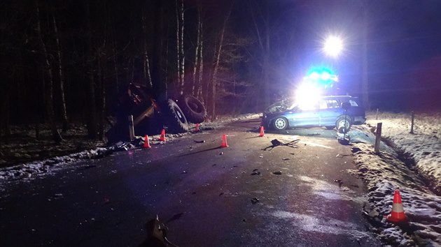 idi naboural do traktoru, kdy vystoupil, smetl ho peugeot.