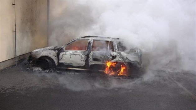 Por zcela zniil auto zaparkovan na ulici 5. kvtna v Chotboi.