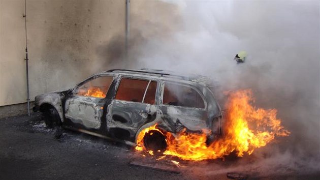 Por zcela zniil auto zaparkovan na ulici 5. kvtna v Chotboi.