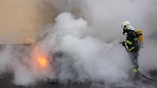 Por zcela zniil auto zaparkovan na ulici 5. kvtna v Chotboi.