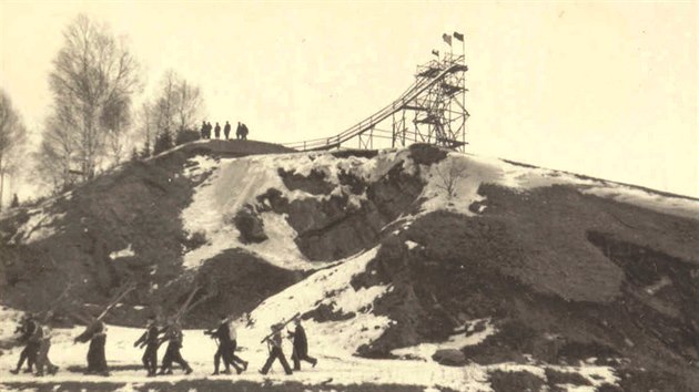 Skokansk mstek v Blzkov nedaleko Velkho Mezi. Vysok byl 22,5 metru. Skkalo se na nm v zim a od roku 1951 i v lt na slm a hrabance.