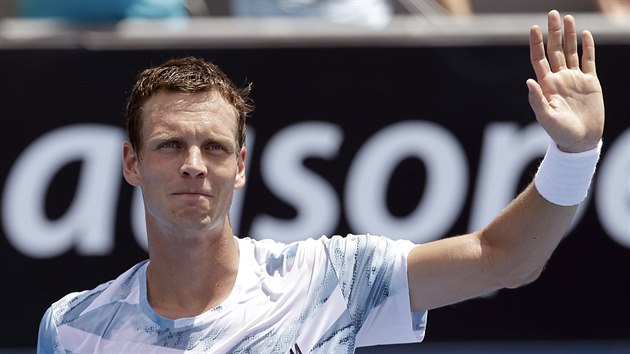 ZDRAVM, TAK ZASE P͊T. Tom Berdych po vtzstv ve druhm kole Australian Open.