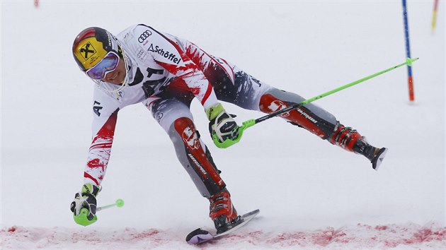 Marcel Hirscher ve slalomu v Kitzbhelu.