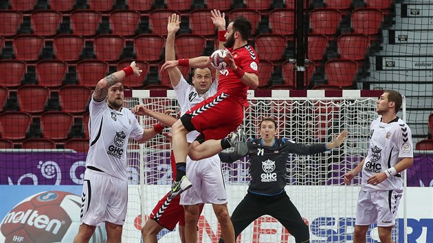 esk obrana ve sloen (zleva) Pavel Hork, Jakub Szymanski, brank Petr tochl a Tom Babk el rusk hrozb v utkn o 17. - 20. msto na mistrovstv svta v Kataru.