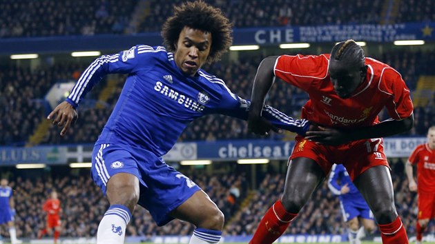 Willian z Chelsea (vlevo) dr m, atakuje ho Mamadou Sakho z Liverpoolu.