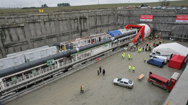 Razic tt vyhloub tunel z Kyic, kter vyst pod vrchem Chlum na okraji Plzn.