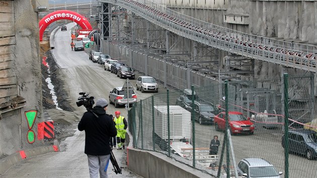 Razic tt vyhloub tunel z Kyic, kter vyst pod vrchem Chlum na okraji Plzn.