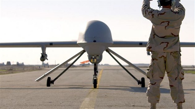 Navdn dlkov ovldanho dronu RQ-1 Predator na leteck zkladn TALLIL v Irku