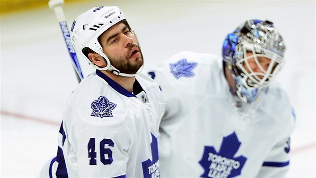 Roman Polk (vlevo) a brank James Reimer z Toronta krtce pot, co jejich tm inkasoval gl v duelu s Ottawou.