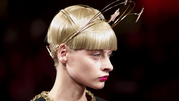 Hlavy modelek na pehldce Schiaparelli Haute Couture jaro - lto 2015 zdobily kovov konstrukce kiltovek