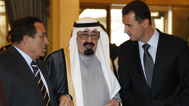 Sadsk krl Abdallh v kvtnu 2009 na setkn s egyptskm prezidentem Husnm Mubarakem (vlevo) a syrskm prezidentem Barem Asadem na jednn v Rijdu.