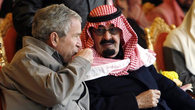 Americk prezident George W. Bush popj aj se sadskoarabskm krlem Abdallhem bhem sv nvtvy Sadsk Arbie v lednu 2008.