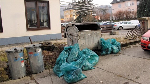 Policistm se podailo najt i vci pouit pi loupei, kter lupi bhem tku odhodil na nkolika mstech. Maketa revolveru leela v popelnici.