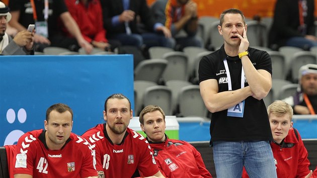 esk trenr Jan Filip stoj nad Jakubem Szymanskm, Pavlem Horkem i Michalem Kasalem.