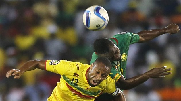 Franck Kom (vpravo) zb Kamerunu a Seydou Keita z Mali v hlavikovm souboji.