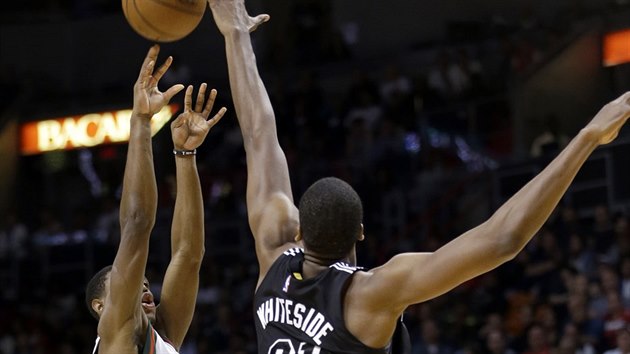 Hassan Whiteside z Miami se pokouí zblokovat stelu Brandona Knighta z...