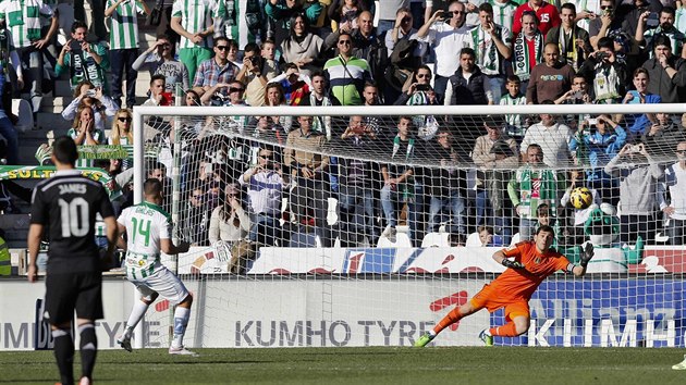 POKOEN CASILLAS. Nabil Ghilas (druh zleva) z Crdoby stl gl proti Realu Madrid.