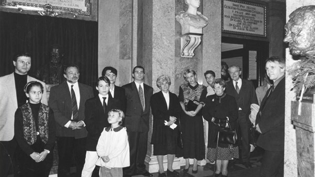 Odhalen busty Rudolfa Hrunskho ve foyer Nrodnho divadla (17. jna 1996)