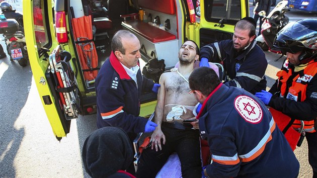 Izraelt zchrani oetuj zrann, kter v telavivskm autobusu pobodal palestinsk tonk (Izrael, 21. ledna 2015).