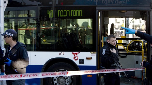 Izraelt policist uzaveli msto, kde palestinsk tonk pobodal cestujc v autobuse (Tel Aviv, 21. ledna 2015).