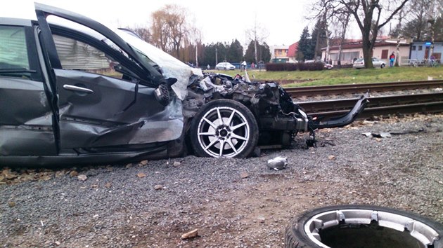 Vlak smetl auto ve Vracov na Hodonnsku, idi zaparkoval na kolejch.