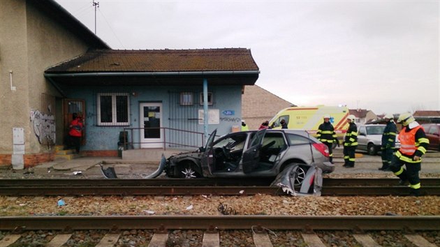 Vlak smetl auto ve Vracov na Hodonnsku, idi zaparkoval na kolejch.