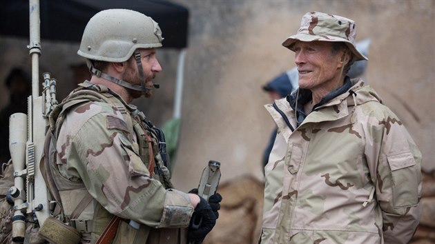 Bradley Cooper a Clint Eastwood bhem naten filmu Americk sniper (2014)