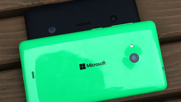 Loga Nokia a Microsoft na smartphonech Lumia