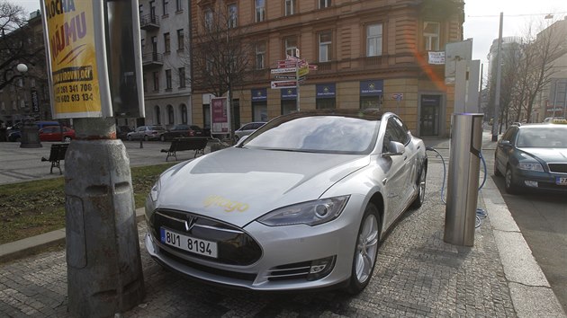 Elektromobil stoj pi dobjen  na chodnku. Na silnici z druh strany je toti msto vyhrazen vozkm.