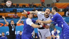 Pavel Horák se probíjí islandskou obranou. Pavel Horák se probíjí islandskou obranou.