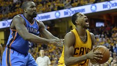 Tristan Thompson zkouí zakonit pod dozorem Kendricka Perkinse.