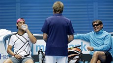 Rafael Nadal a jeho strýc Toni Nadal (vpravo) se pi tréninku dokáou i pobavit.