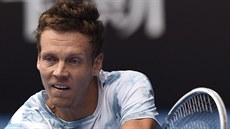 Tomá Berdych v utkání s Rafaelem Nadalem ve tvrtfinále Australian Open.