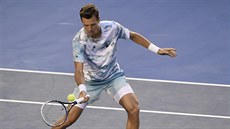 Tomáš Berdych vybírá úder Andy Murrayho. Tomáš Berdych vybírá úder Andy Murrayho.