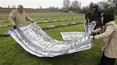 Sdružení Konexe v Terezíně v rámci loňského pietního aktu za oběti romského... Sdružení Konexe v Terezíně v rámci loňského pietního aktu za oběti romského...