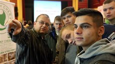 Budoucí zájemci o práci mohli v Chebu zjistit, jaké mají příležitosti. Budoucí zájemci o práci mohli v Chebu zjistit, jaké mají příležitosti.