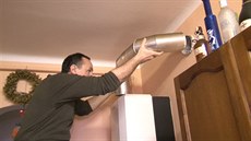 První krok: sundejte kouřovod. První krok: sundejte kouřovod.