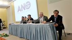 Sněm ANO v Brně. Na snímku zprava ministr Martin Stropnický, šéf jihomoravské... Sněm ANO v Brně. Na snímku zprava ministr Martin Stropnický, šéf jihomoravské...