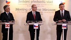 Ve Slavkov u Brna se seli pedsedové eské, rakouské a slovenské vlády. Zleva...