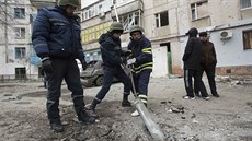 Ukrajintí záchranái se snaí vyprostit ást rakety typu Grad z místa...