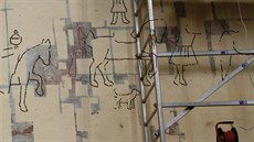Z velké fresky je zatím odhaleno velmi málo. Restaurátoři však nákresy... Z velké fresky je zatím odhaleno velmi málo. Restaurátoři však nákresy...