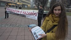 Zástupci Komunitní kiovatky informovali obyvatele Zlína o referendu i den...