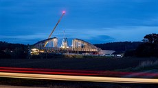 Železniční most přes dálnici D3 je součástí úseku Sudoměřice - Tábor, který... Železniční most přes dálnici D3 je součástí úseku Sudoměřice - Tábor, který...
