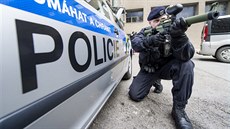 Policista ve speciální vestě předvádí takzvaný pepperball, který nábojem s... Policista ve speciální vestě předvádí takzvaný pepperball, který nábojem s...