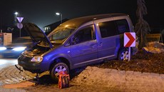 Řidička volkswagenu nezvládla jízdu po kruhovém objezdu a uvázla na jeho... Řidička volkswagenu nezvládla jízdu po kruhovém objezdu a uvázla na jeho...