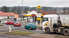 Kvůli levným pohonným hmotám se v Plané nad Lužnicí u čerpací stanice ONO často... Kvůli levným pohonným hmotám se v Plané nad Lužnicí u čerpací stanice ONO často...