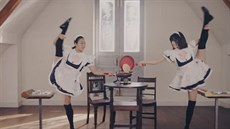 V japonském teleshoppingu se objevilo potrhlé video se stovkou služebných,... V japonském teleshoppingu se objevilo potrhlé video se stovkou služebných,...
