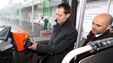 éf eské Visy Marcel Gajdo platí jízdné v autobuse Arriva chytrým telefonem.