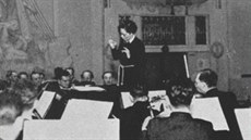 Vítzslava Kaprálová diriguje v roce 1937 eskou filharmonii.