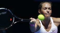 FORHEND. Klára Koukalová ve druhém kole Australian Open.